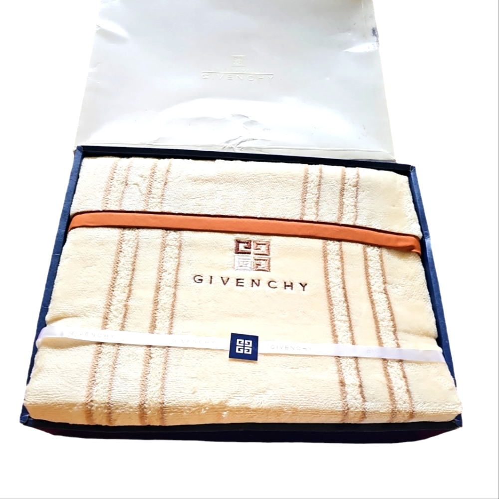 GIVENCHY BLANKET